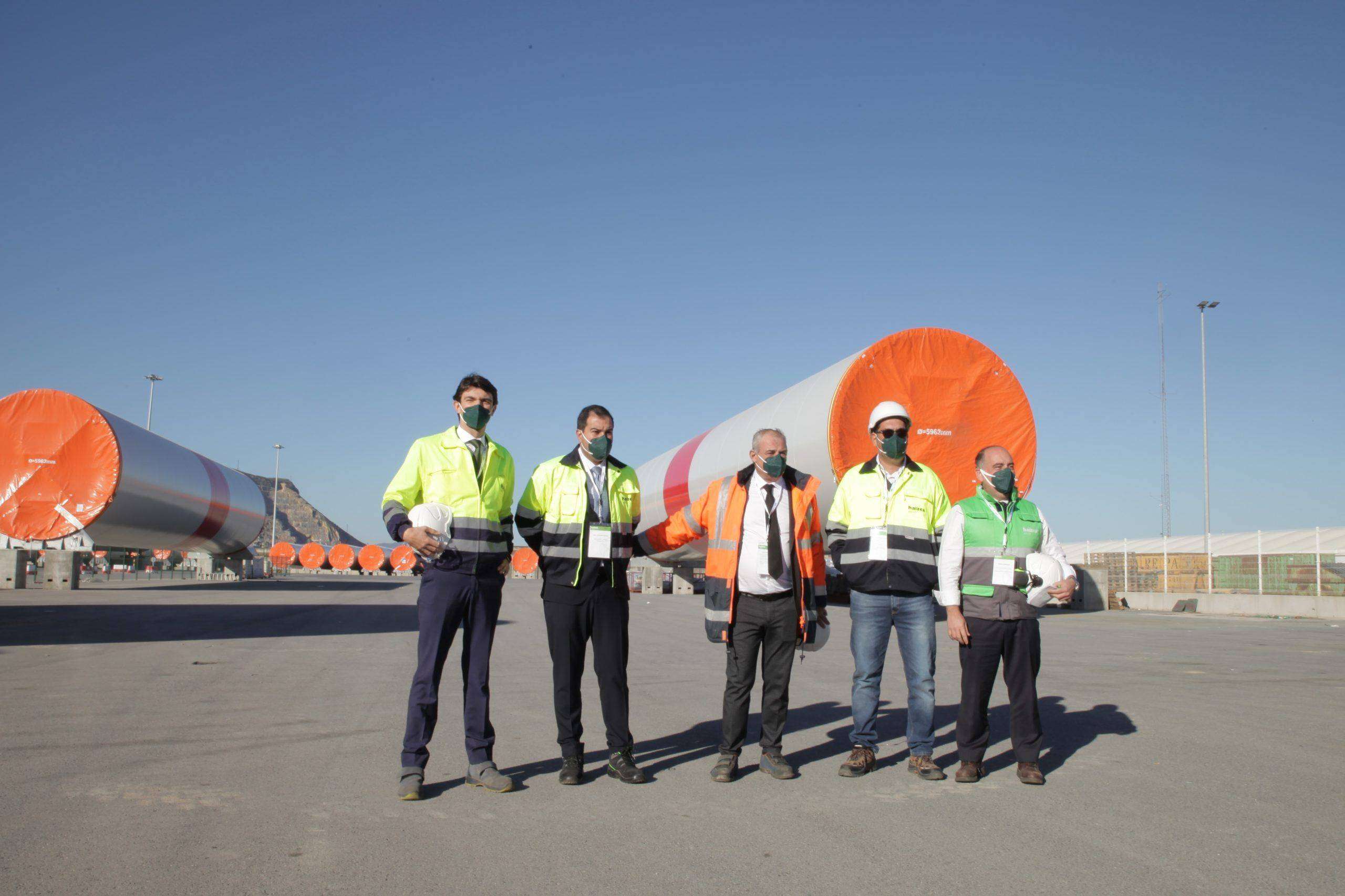 Personal de Haizea Wind Group durante el anuncio de la ampliacion de sus instalaciones